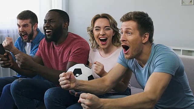 足球迷们在电视上观看比赛，为国家队获胜而欢呼视频素材