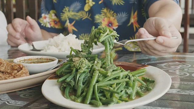 一名泰国男子喜欢和家人在餐馆吃泰国菜早餐视频素材