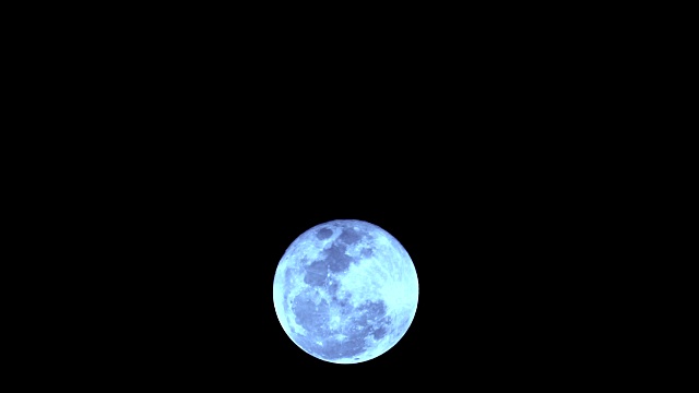 蓝月亮在多云的夜晚时间流逝视频视频购买