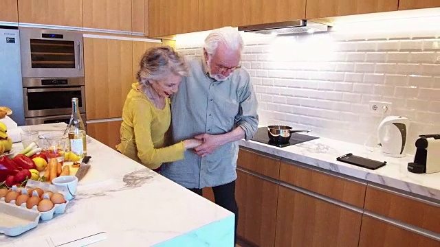 高年级情侣在厨房跳舞视频素材