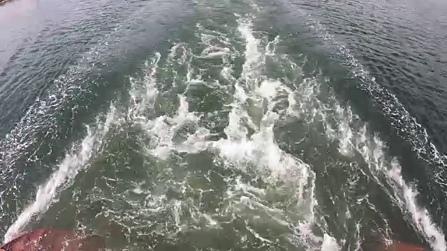 一艘快速巡逻艇在公海上的反冲。视频素材