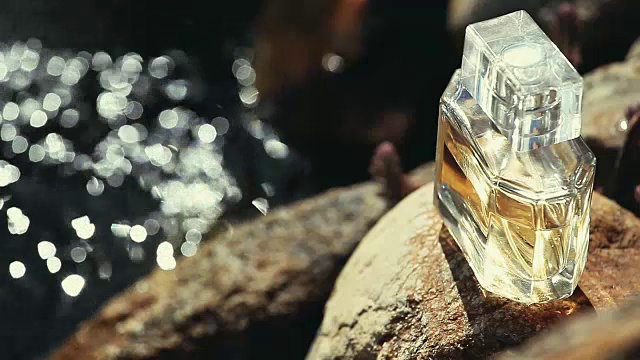 玻璃香水瓶泉河视频素材