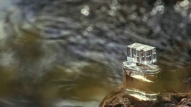 玻璃香水瓶泉河视频素材