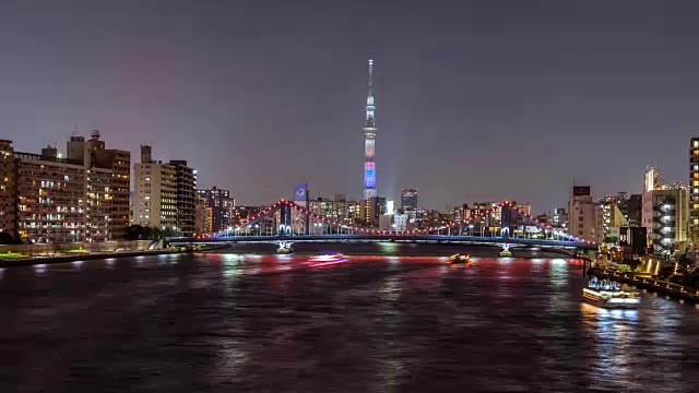 东京天际线在Sumida河与东京天空树和清须桥照明在黄昏。视频下载