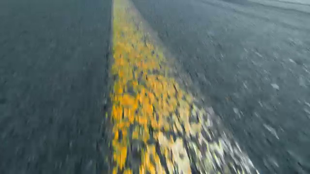 带行车线的高速公路的汽车POV视频素材