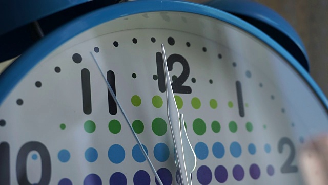 时钟的指针在午夜前的最后一分钟倒数——中午。时钟显示12视频下载