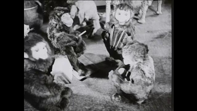 1939年，发条猴子乐队演奏各种乐器，黑猩猩玩具可可微笑着视频下载