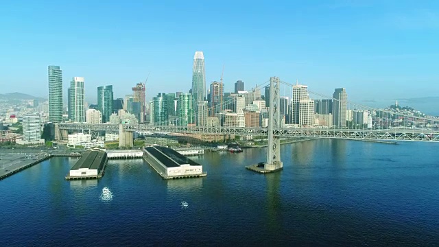 鸟瞰图旧金山城市天际线和海湾大桥在日出视频素材