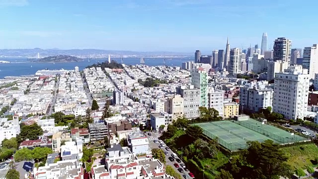 鸟瞰图旧金山城市天际线在美丽的晴天与蓝天视频素材