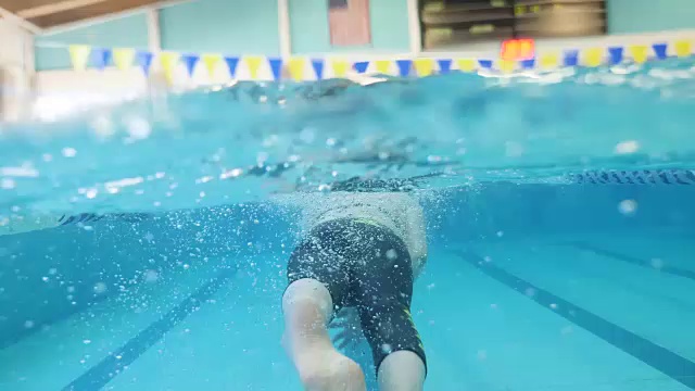 适应性运动员游泳的脚视频下载