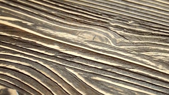 一个美丽的木制表面纹理的滑动镜头。可用于背景。视频下载