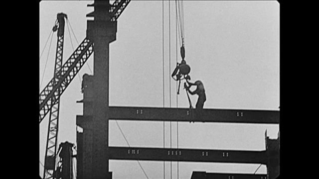 1921年，建筑工人在纽约市摩天大楼的大梁上工作视频下载