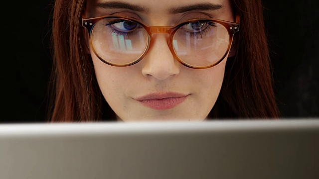 电脑数据审查，女人戴眼镜。视频素材