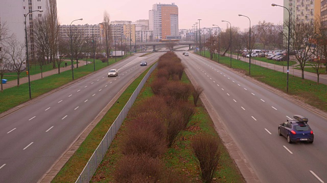 华沙一个睡眠区清晨的交通状况视频下载