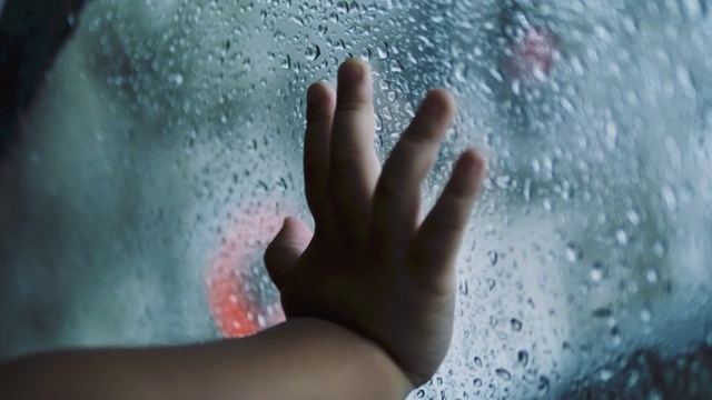 一个小婴儿在雨天开车旅行视频素材