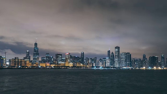 T/L WS PAN芝加哥天际线夜间和黎明全景/伊利诺伊州，美国视频素材