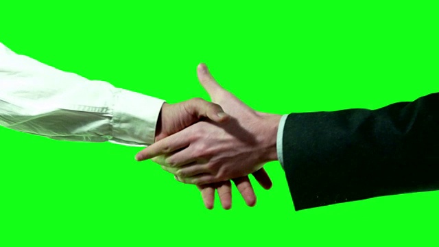 两名西装革履的商务人士在Chroma Key 4k视频上的国际握手。视频下载