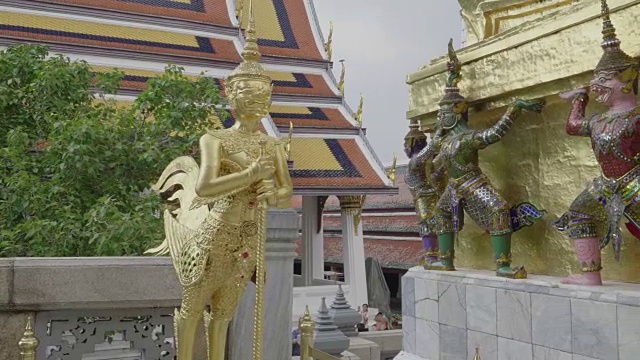 泰国曼谷玉佛寺的金娜丽雕塑，半人半鸟视频素材