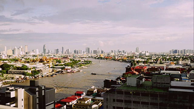 4k时间流逝Wat Phra Kaeo和河流，曼谷，河流，鸟瞰图，建筑-活动，大皇宫-曼谷视频素材
