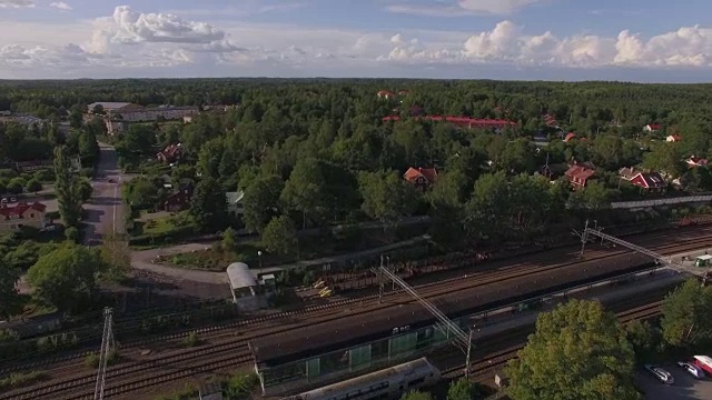 空中铁路轨道和火车站。火车在小镇上驶过视频下载