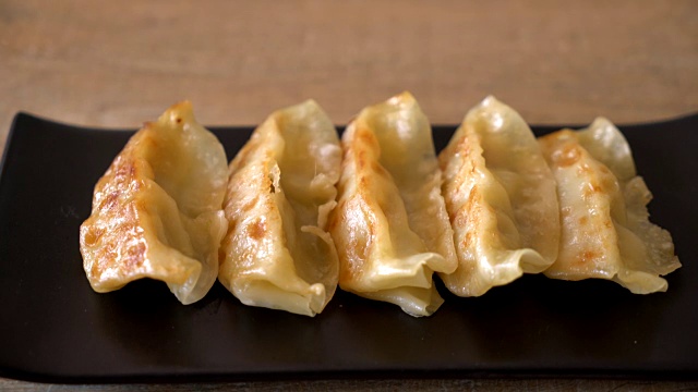 日式煎饺或加酱油的饺子小吃视频素材