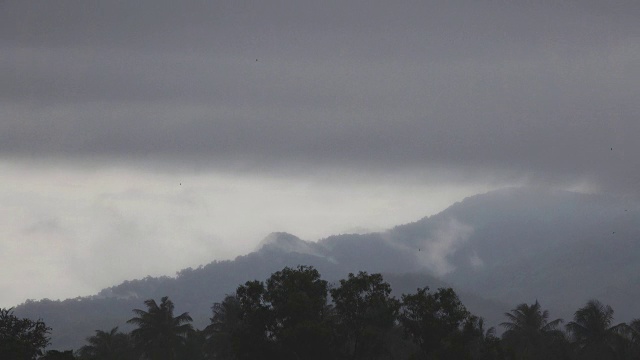 4k:雾滚过山脉视频素材