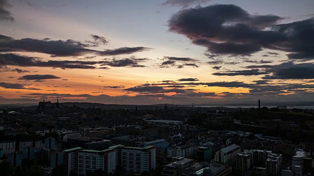 在著名的爱丁堡节日期间，城堡的烟花和城市的天际线视频素材