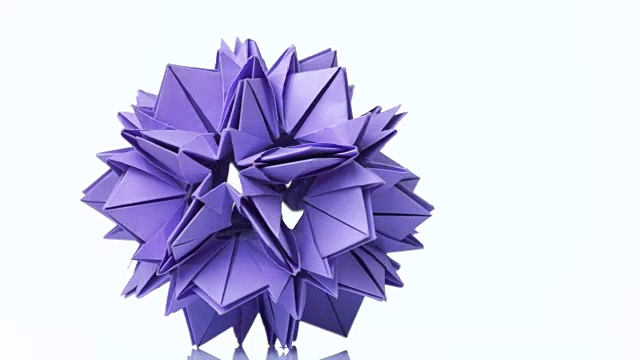 折纸花的紫罗兰色。视频下载