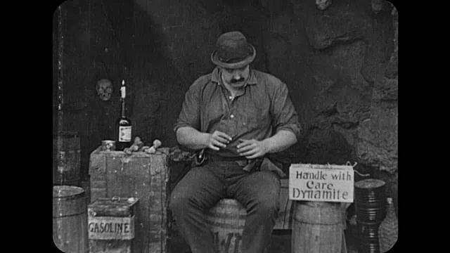 1916年，走私者坐在洞穴里嚼着炸药喝着汽油视频下载