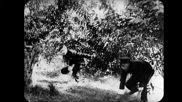 1914年，一名男子试图逃避警察的追捕，他一边战斗一边逃跑视频下载