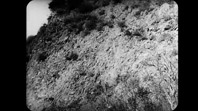 1914年，炮弹在爆炸前把人击倒在悬崖上视频素材