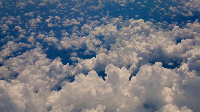 旅行视频从飞机窗口观看，在穿越云和蓝天的运输或旅行概念。视频素材