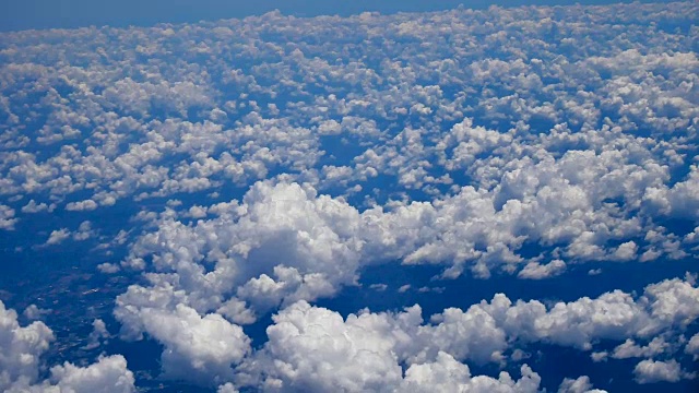 旅行视频从飞机窗口观看，在穿越云和蓝天的运输或旅行概念。视频素材