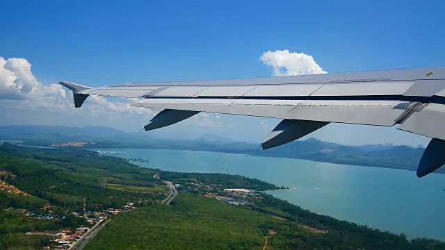 旅行视频从飞机窗口通过机翼和引擎查看在飞行中起飞。视频素材