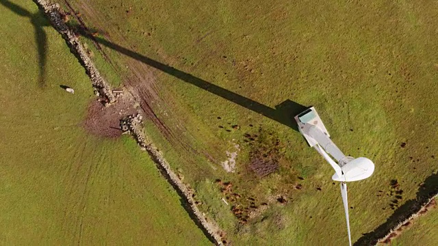 无人机拍摄倾斜城镇上方的兰开夏农田风力涡轮机视频素材