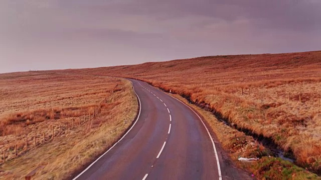 无人机拍摄的横穿沼地的道路视频素材