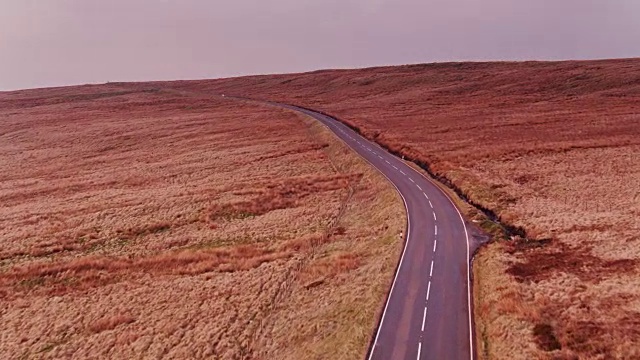 蜿蜒的乡村公路之间的奥克森霍普和赫布登桥，英国-无人机拍摄视频素材
