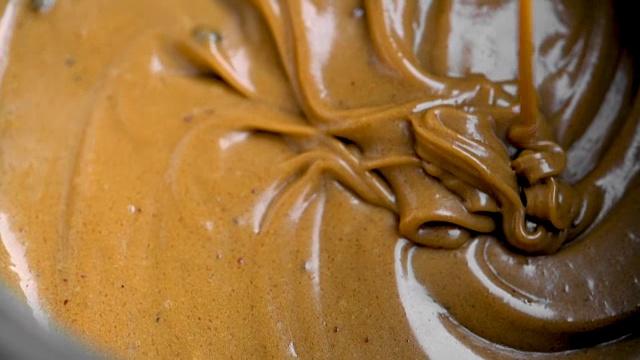 SLO MO手工搅拌巧克力饼干面团，用丝打蛋器靠近。视频下载