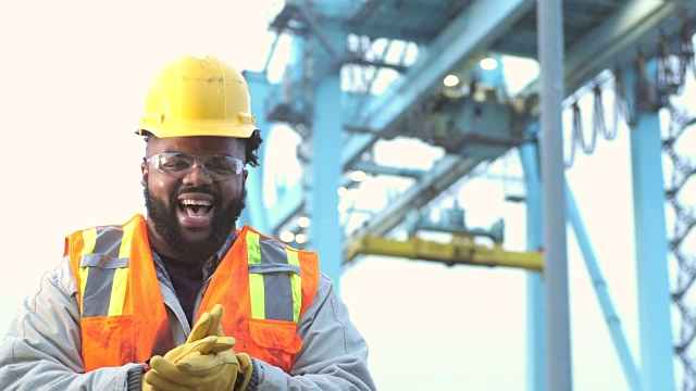 年轻的非洲裔美国人在海港工作，笑着视频素材