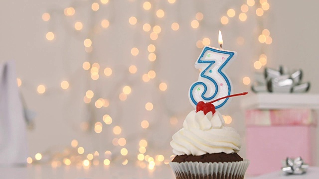 生日蛋糕和三号蜡烛视频素材
