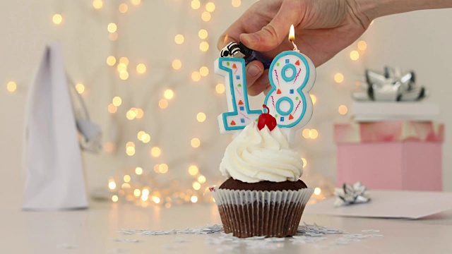 18岁生日快乐18纸杯蛋糕视频下载