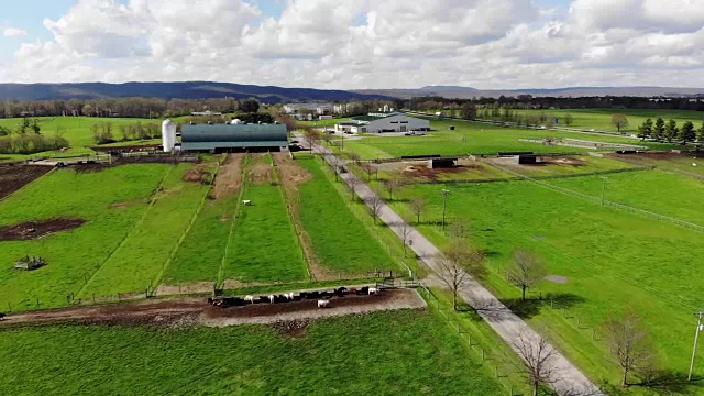 一架无人机飞过弗吉尼亚州布莱克斯堡的一个农场视频下载