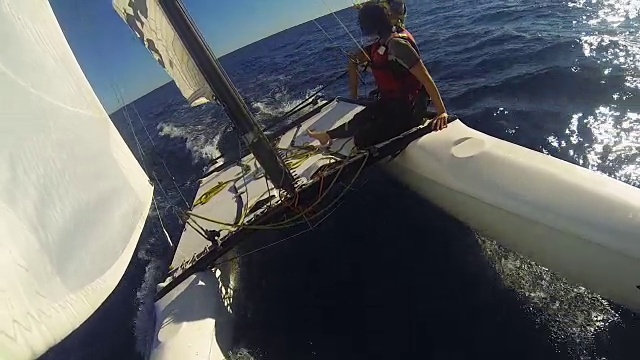 帆板双体船在海洋中快速移动，两个人在边缘，极端视频素材