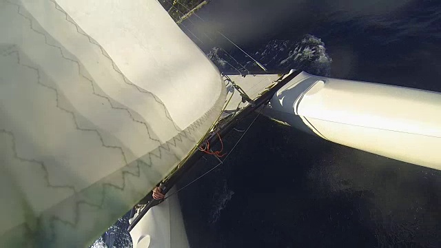 观看船身和帆的风帆双体帆船艇在高速度的波浪上航行视频素材