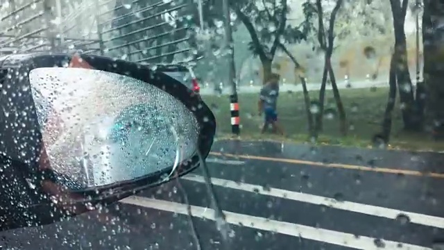 下雨的时候在路上发生了车祸视频下载