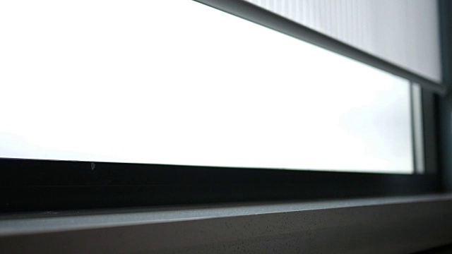 环境百叶窗从现代室内窗户打开视频素材