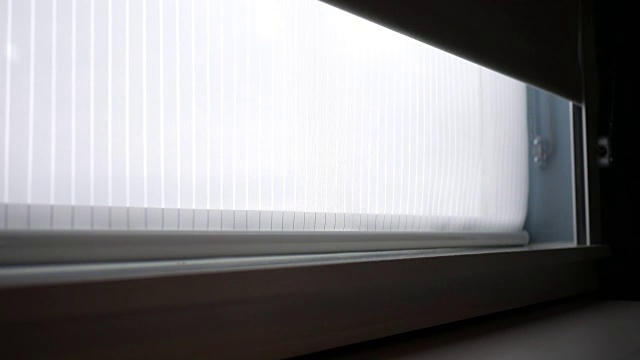 环境百叶窗打开现代室内窗口- ALT视频素材