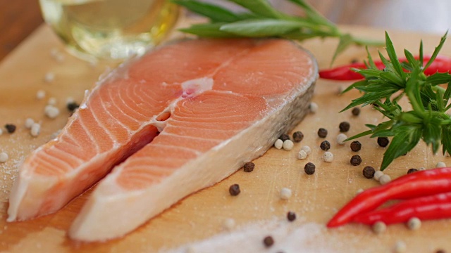 健康食品新鲜鲑鱼红鱼牛排视频下载
