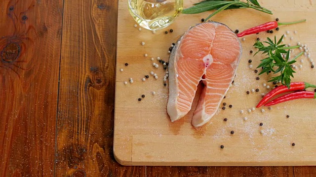 健康食品新鲜鲑鱼红鱼牛排视频下载