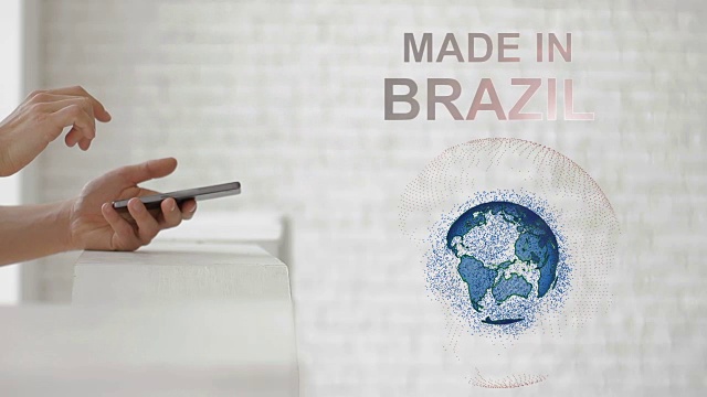 手发射地球全息图和巴西制造的文字视频素材